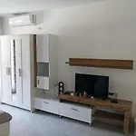 Comfortable Ground Floor شقة *
